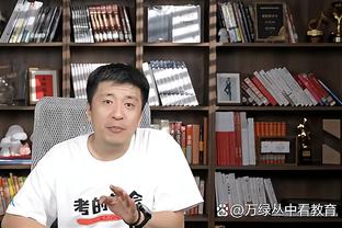 欧洲杯抽签仪式，意大利代表团团长布冯捧奖杯入场？